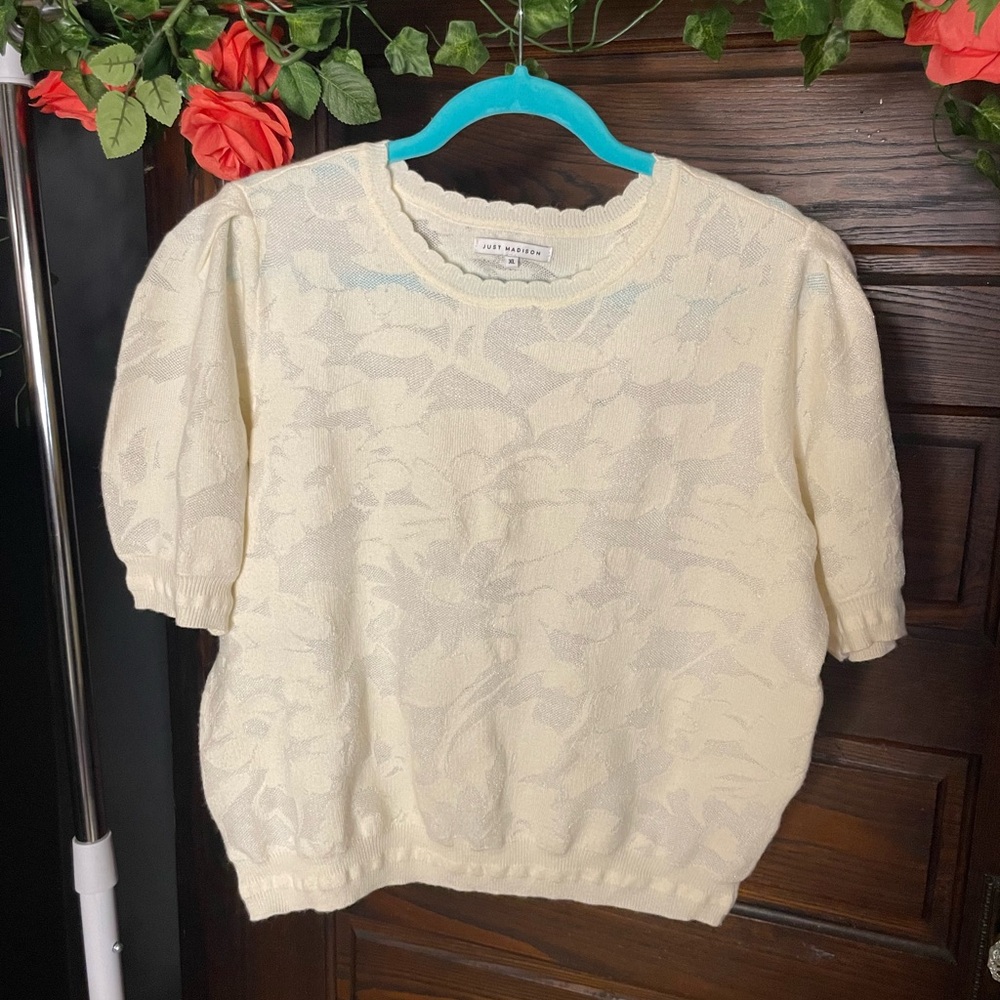 Cute short sleeve sweater. Puff sleeve